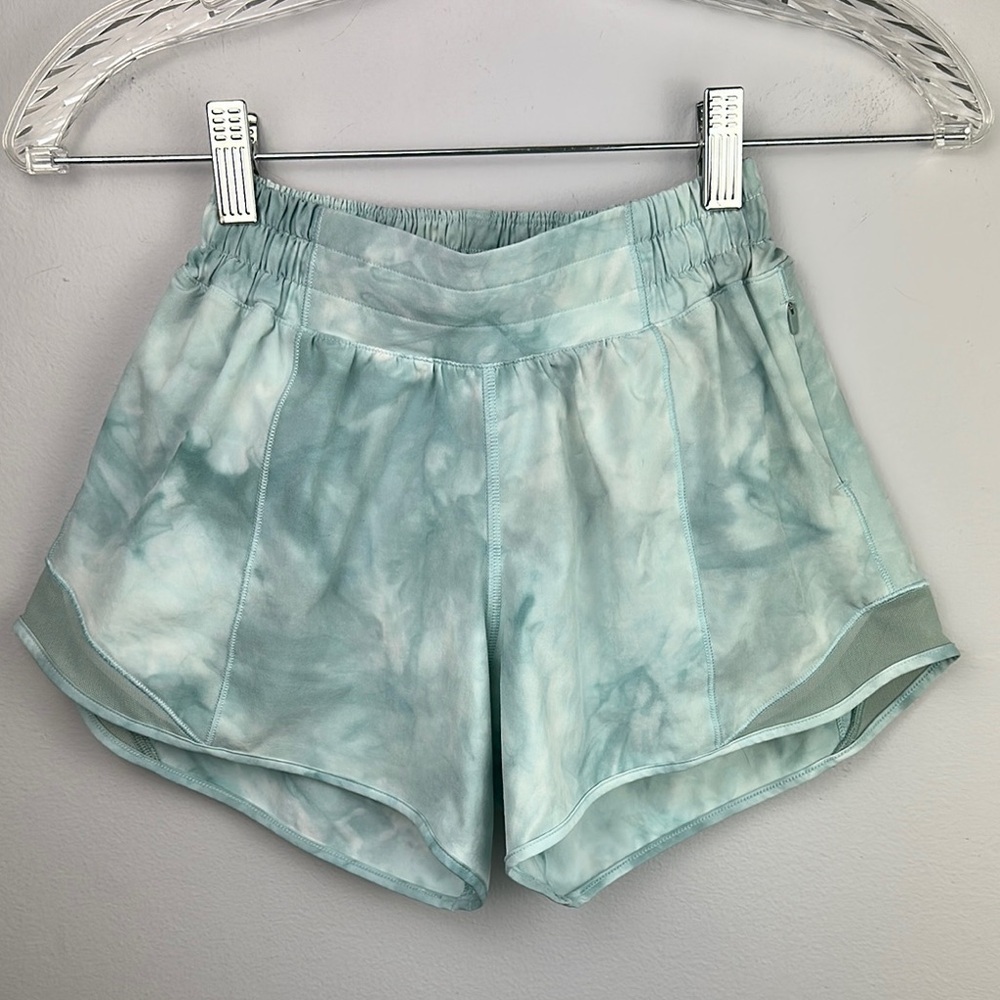 Lululemon Hotty Hot Low Rise Lined Shorts 4” Size 2 2022 Athletic Running Pocket